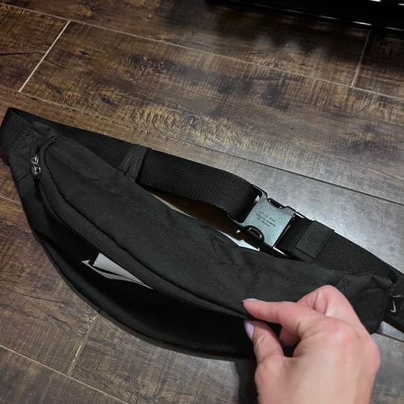 Nike sling bag (rare black out logo design) - Picture 2 of 3